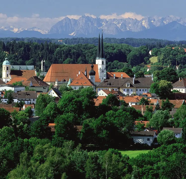 Altoetting mit Alpenpanorama - Foto Heiner Heine